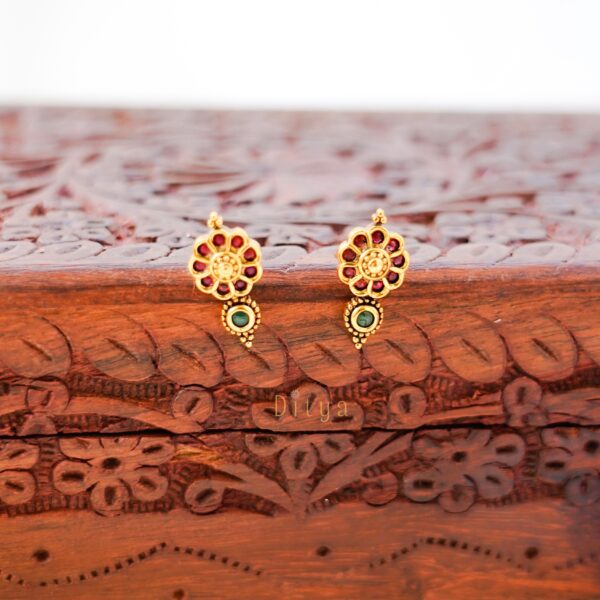 Antique Flower and Leaf Mango Design with Kemp Stones Attigai - Image 2